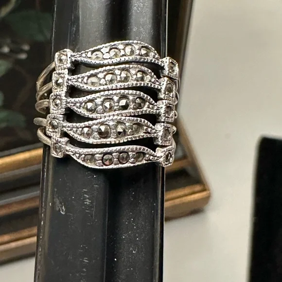 Elegant Silver Women's Ring - Picture 1 of 6